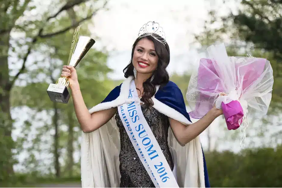 shirly karvinen voitettuaan Miss suomi 2016